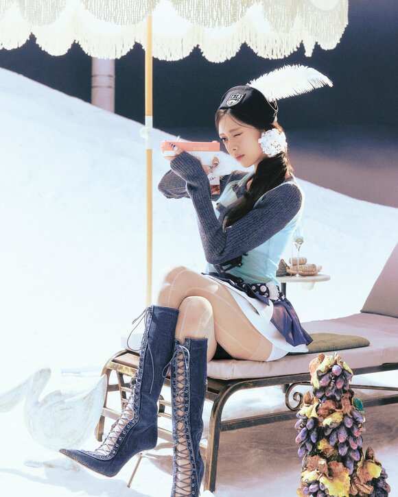 유나는 힘을 주기보다는 자연스럽게 자신의 매력을 드러낸다. 이 지점에서 ITZY 막내가 아닌 솔로 가수 유나의 존재감이 은은하게 퍼진다. /JYP엔터