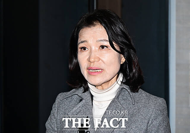 대구시장 경선에서 컷오프 된 이진숙 전 방송통신위원장이 24일 서울 여의도 국민의힘 당사에서 경선 결과에 대한 입장을 밝히기 전 지지자들과 인사하고 있다. /배정한 기자