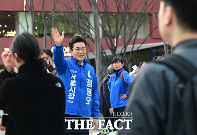 정원오 더불어민주당 서울시장 예비후보가 24일 오후 서울 종로구 광화문광장에서 퇴근길 시민들과 기념촬영하고 있다.