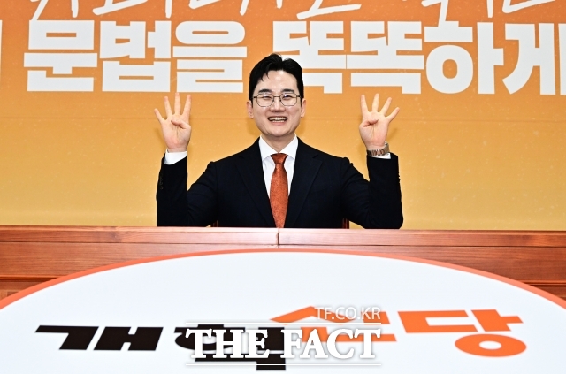 정이한 개혁신당 부산시장 후보가 23일 자신의 강점으로 '친화력'을 꼽았다. 사진은 기호 4번을 의미하는 포를 취하고 있는 정 후보의 모습. /배정한 기자