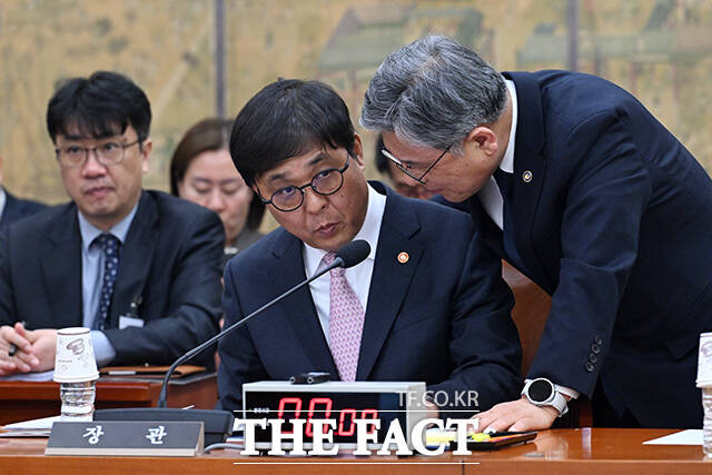 최 장관이 전체회의에 앞서 대화를 나누고 있다.