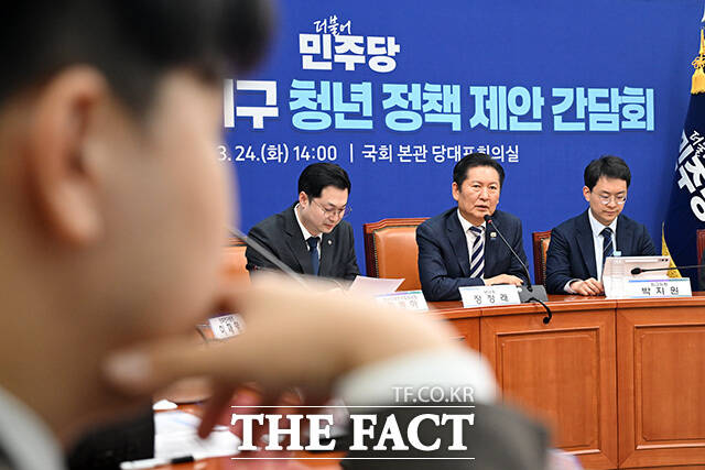 정청래 더불어민주당 대표가 24일 오후 서울 여의도 국회에서 열린 청년 관계 기구 청년 정책 제안 간담회에 참석해 모두발언을 하고 있다. /국회=남용희 기자