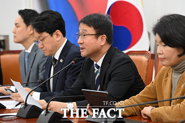 한병도 더불어민주당 원내대표(가운데)가 24일 오전 서울 여의도 국회에서 열린 원내대책회의에서 발언을 하고 있다. /국회=서예원 기자
