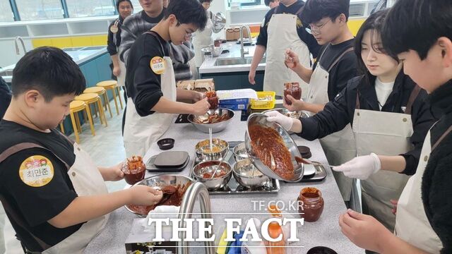 충남도교육청의 학생건강교육센터에서 학생들이 보건·영양교육을 진행하고 있다. /충남교육청