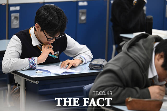 2026년 3월 전국연합학력평가가 실시된 24일 오전 서울 금천구 금천고등학교에서 학생들이 시험을 준비하고 있다. /박헌우 기자