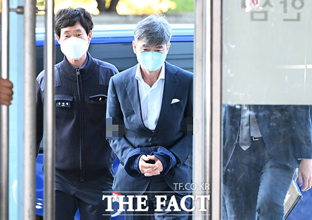 임성근 전 해병대 1사단장의 구명로비에 가담한 혐의를 받는 이종호 전 블랙펄인베스트 대표가 지난해 11월 서울 서초구 한샘빌딩에 마련된 순직 해병 특검 사무실에 피의자로 출석하고 있다. /박헌우 기자