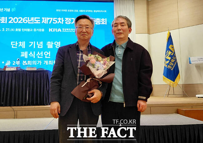 김영헌(왼쪽) 울릉군 보건의료원장이 역대 수상자인 영주의 백현우외과의원 원장과 기념사진을 찍고 있다. /경북의사회