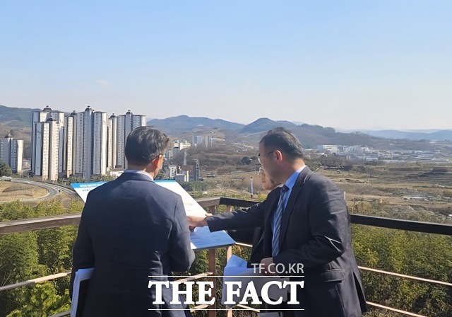 박일동(오른쪽) 진주시 부시장이 경남도와 혁신도시를 중심으로 활용 가능한 부지와 건물의 현황을 조사하고 있다. /진주시
