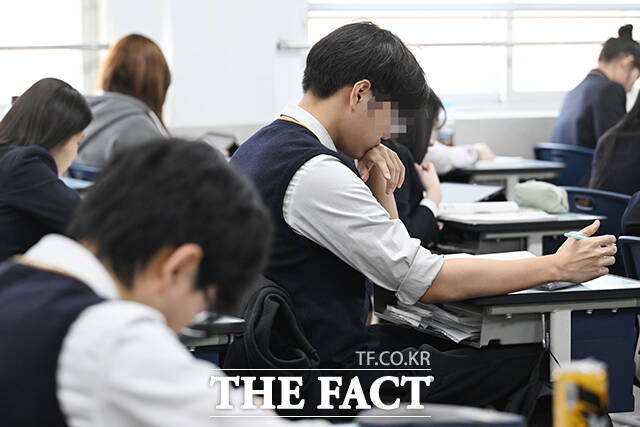 2026년 3월 전국연합학력평가가 실시된 24일 오전 서울 금천구 금천고등학교에서 학생들이 시험을 준비하고 있다. /박헌우 기자