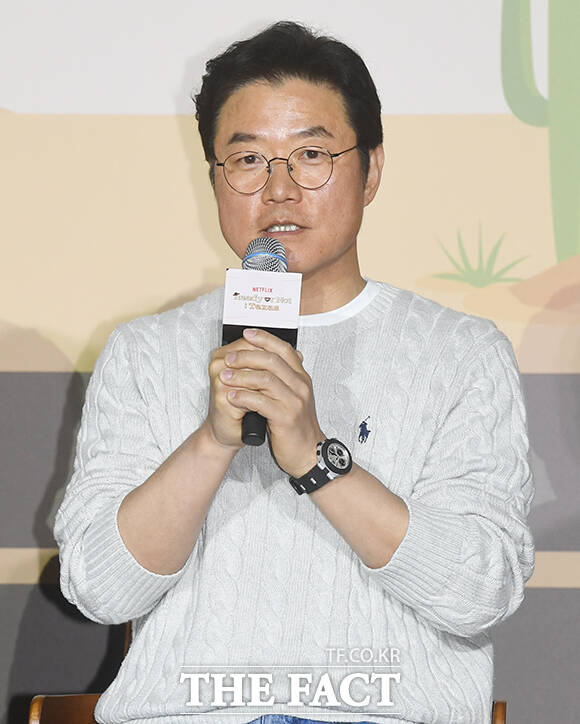 김예슬 PD, 배우 이서진, 나영석 PD(왼쪽부터)가 24일 오전 서울 용산구 CGV 용산아이파크몰에서 열린 넷플릭스 예능 '이서진의 달라달라' 제작발표회에 참석해 포즈를 취하고 있다. /박상민 기자