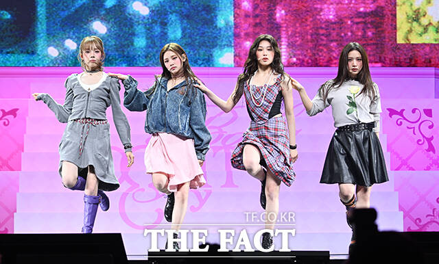 그룹 Baby DONT Cry(베이비돈크라이)가 24일 오후 서울 용산구 블루스퀘어에서 열린 미니앨범 'AFTER CRY(애프터 크라이)' 발매 기념 쇼케이스에 참석해 'Bittersweet(비터스위트)' 무대를 선보이고 있다. /박헌우 기자