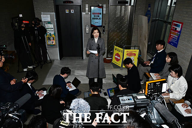 대구시장 경선에서 컷오프 된 이진숙 전 방송통신위원장이 24일 서울 여의도 국민의힘 당사에서 경선 결과에 대한 입장을 밝히기 전 지지자들과 인사하고 있다. /배정한 기자