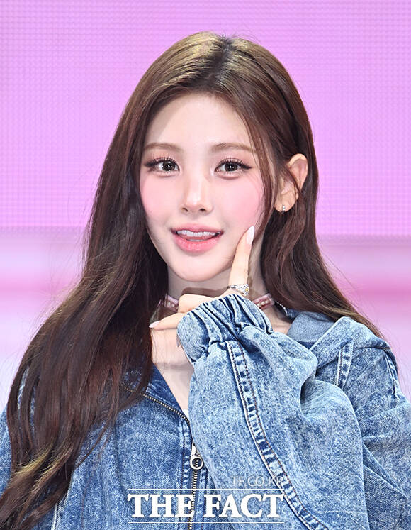 그룹 Baby DONT Cry(베이비돈크라이)의 이현이 24일 오후 서울 용산구 블루스퀘어에서 열린 미니앨범 'AFTER CRY(애프터 크라이)' 발매 기념 쇼케이스에 참석해 포즈를 취하고 있다. /박헌우 기자