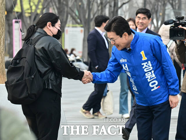 정원오 더불어민주당 서울시장 예비후보가 24일 오후 서울 종로구 광화문광장에서 퇴근길 시민들과 기념촬영하고 있다.