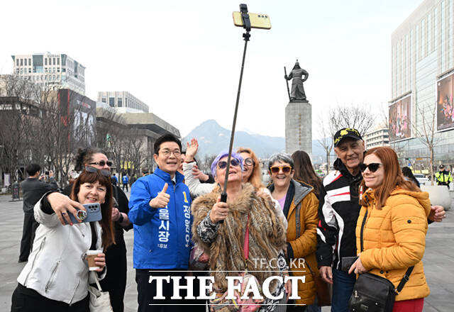 정원오 더불어민주당 서울시장 예비후보가 24일 오후 서울 종로구 광화문광장에서 퇴근길 시민들과 기념촬영하고 있다.