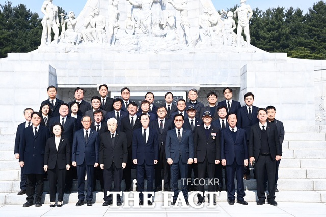 김태흠 충남도지사, 홍종완 행정부지사, 전형식 정무부지사, 도내 보훈단체장 등 관계자들이 24일 제11회 서해수호의 날을 맞아 국립대전현충원을 찾아 참배했다. /충남도