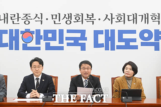 한병도 더불어민주당 원내대표(가운데)가 24일 오전 서울 여의도 국회에서 열린 원내대책회의에서 발언을 하고 있다. /국회=서예원 기자