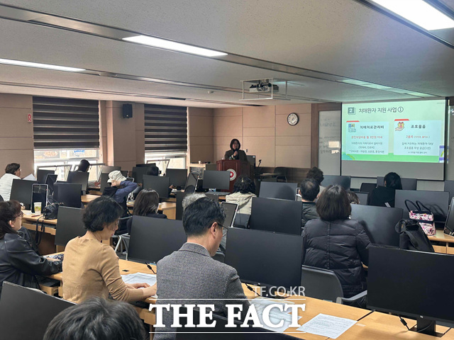 만안치매안심센터가 지난 23일 국민건보공단 안양운영센터와 함께 장기요양 급여이용설명회를 개최하고 있다. /안양시
