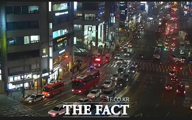 24일 오전 오승혁의 현장은 23일 저녁 음주운전 차량이 인도로 돌진해 4명이 부상을 입은 서울 홍대입구역 4번 출구 앞을 찾았다. 관광 강국으로 도약하기 위해 안전이 무엇보다 우선이다. /뉴시스