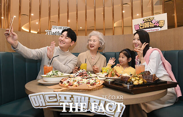 매드포갈릭 임직원과 모델들이 24일 오전 서울 영등포구 매드포갈릭 영등포타임스퀘어점에서 2026 브랜드 슬로건 '매드포패밀리'를 선보이고 있다. /박상민 기자