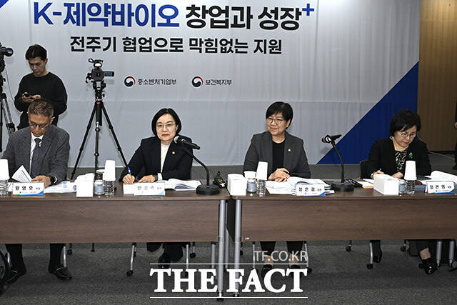 한 장관과 정 장관이 바이오산업 종사자의 고충을 듣고 있다.