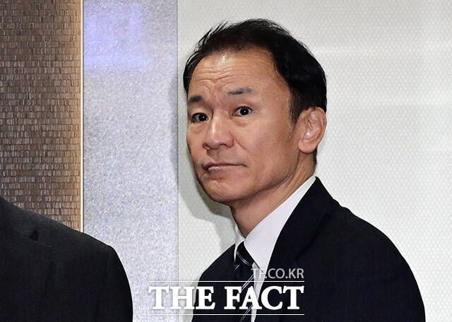 독도 영유권을 재주장한 일본 고교 교과서 검정 결과 발표와 관련해 마츠오 히로타카 주한일본대사관 총괄공사가 24일 오후 서울 종로구 외교부 청사로 초치되고 있다. /임영무 기자