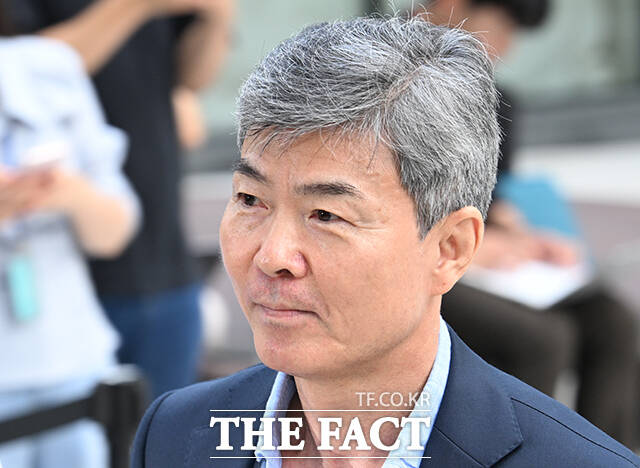 민중기 특별검사팀(김건희 특검)이 김건희 여사의 측근이자 계좌 관리인으로 알려진 이종호 전 블랙펄인베스트 대표에게 항소심에서도 징역 4년을 내려달라고 재판부에 요청했다. 이 전 대표가 지난해 7월 서울 종로구 KT광화문빌딩 웨스트에 마련된 특검 사무실에 출석하고 있다. /박헌우 기자