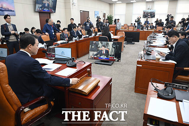대한민국과 캐나다간 국방·방산 협력 확대를 위한 결의안 가결 후 기념촬영하는 필립 라포튠 주한캐나다대사(왼쪽)와 성일종 국방위원장.