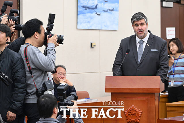 대한민국과 캐나다간 국방·방산 협력 확대를 위한 결의안 가결 후 기념촬영하는 필립 라포튠 주한캐나다대사(왼쪽)와 성일종 국방위원장.