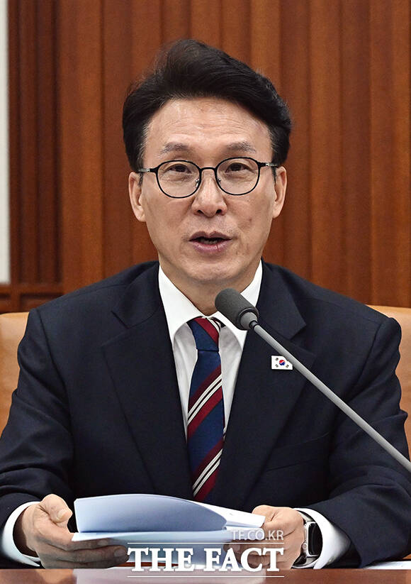 김민석 국무총리(왼쪽)가 24일 오후 서울 종로구 정부서울청사에서 열린 글로벌 AI 허브 유치위원회 회의에 참석해 모두발언을 하고 있다. /임영무 기자