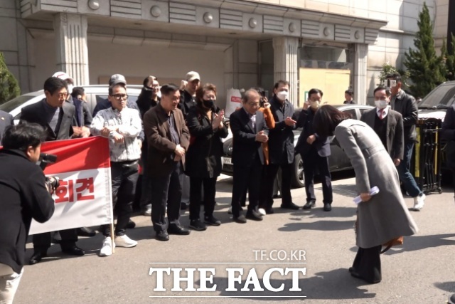 지방선거 국민의힘 대구시장 후보에서 컷오프 된 이진숙 전 방송통신위원회 위원장이 24일 오후 서울 여의도 국민의힘 중앙당사 앞에서 지지자들에게 감사 인사를 하고 있다. /여의도=김민지 기자