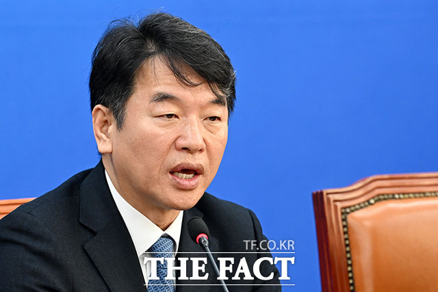 문진석 더불어민주당 의원이 24일 6·3 지방선거 충남도지사 불출마를 선언했다. /남용희 기자