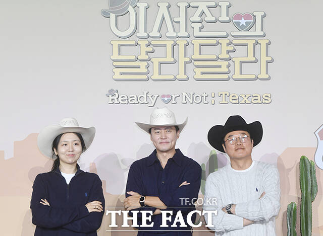 김예슬 PD, 배우 이서진, 나영석 PD(왼쪽부터)가 24일 오전 서울 용산구 CGV 용산아이파크몰에서 열린 넷플릭스 예능 '이서진의 달라달라' 제작발표회에 참석해 포즈를 취하고 있다. /박상민 기자