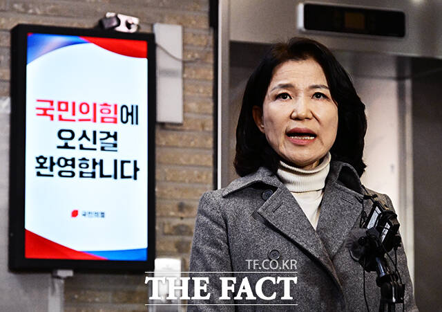 대구시장 경선에서 컷오프 된 이진숙 전 방송통신위원장이 24일 서울 여의도 국민의힘 당사에서 경선 결과에 대한 입장을 밝히기 전 지지자들과 인사하고 있다. /배정한 기자