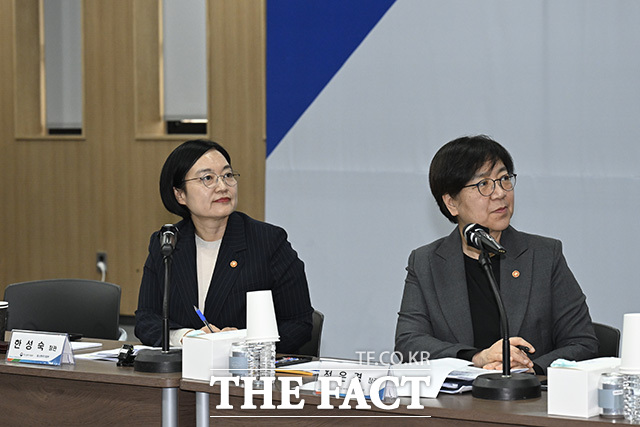 한성숙 중소벤처기업부 장관(왼쪽)과 정은경 보건복지부장관이 24일 오후 서울 서초구 한국제약바이오협회에서 열린 'K-제약바이오 창업과 성장-전주기 협업으로 막힘없는 지원 간담회'에 참석해 발표자의 발언을 듣고 있다. /송호영 기자