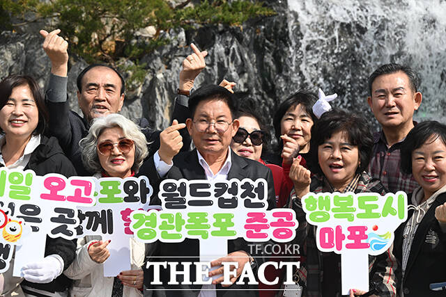 성산시영아파트에서 월드컵경기장으로 이어지는 월드컵천 성미다리 하부 구간에 설치된 경관폭포는 높이 6.5m, 연장 40m 규모로 24일부터 운영한다.