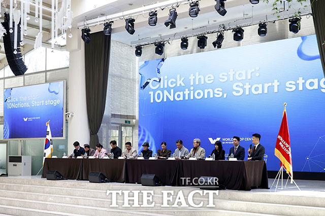 걸그룹 블링원(앞)을 비롯한 각 국 대표들이 23일 오전 서울 중구 크레스트72에서 열린 32개국 K팝 프로젝트 ‘클릭 더 스타’ 글로벌 파트너 계약 체결 및 제작발표회에 참석해 포즈를 취하고 있다. /월드케이팝센터