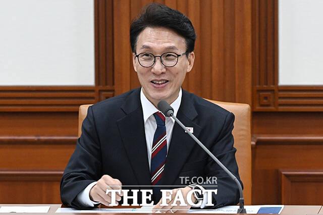 김민석 국무총리가 24일 오후 서울 종로구 정부서울청사에서 열린 글로벌 AI 허브 유치위원회 회의에 참석해 모두발언을 하고 있다. /김성렬 기자