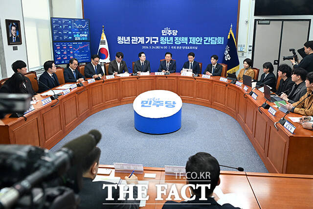 청년 관계 기구 청년 정책 제안 간담회에서 모두발언 하는 정 대표.