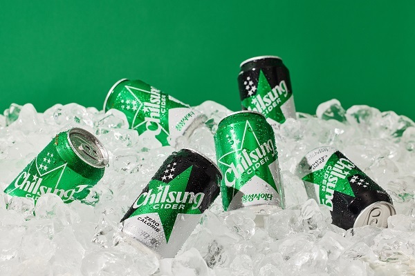 롯데칠성음료가 주력 사업인 음료와 주류 모두 뒷걸음질하면서 '4조 클럽' 타이틀을 반납했다. 국내 소비 심리 위축으로 실적 하방 압력을 이겨내지 못했다. /롯데칠성음료