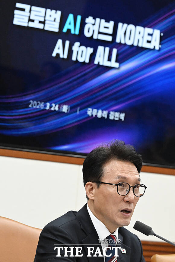 김민석 국무총리가 24일 오후 서울 종로구 정부서울청사에서 열린 글로벌 AI 허브 유치위원회 회의에 참석해 모두발언을 하고 있다. /김성렬 기자