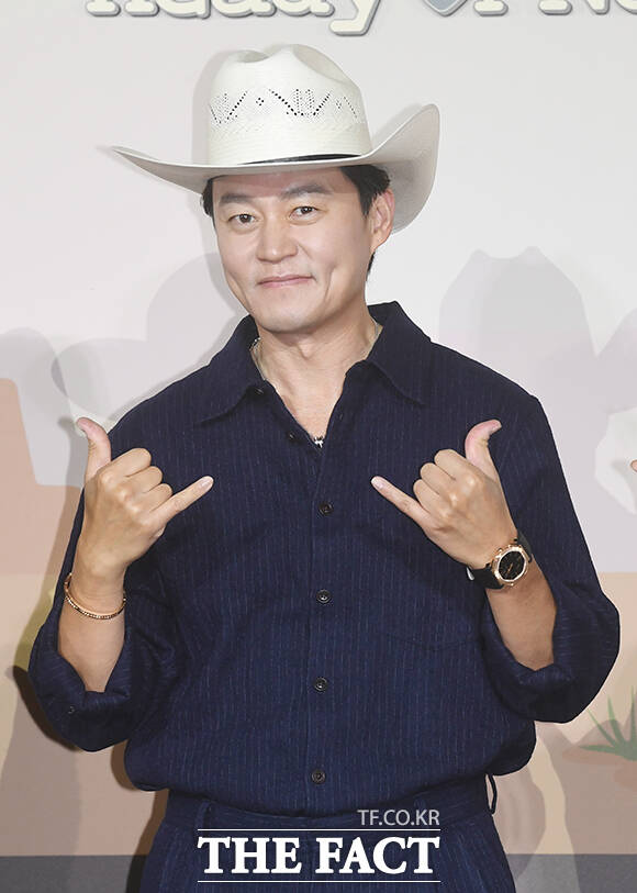 배우 이서진이 24일 오전 서울 용산구 CGV 용산아이파크몰에서 열린 넷플릭스 예능 '이서진의 달라달라' 제작발표회에 참석해 포즈를 취하고 있다. /박상민 기자