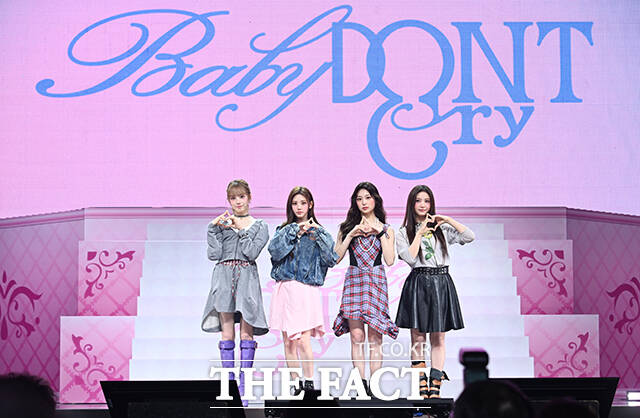 그룹 Baby DONT Cry(베이비돈크라이)의 미아, 이현, 베니, 쿠미(왼쪽부터)가 24일 오후 서울 용산구 블루스퀘어에서 열린 미니앨범 'AFTER CRY(애프터 크라이)' 발매 기념 쇼케이스에 참석해 포즈를 취하고 있다. /박헌우 기자