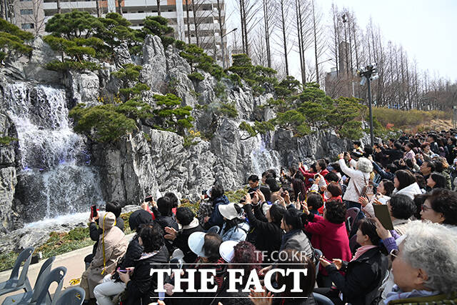 성산시영아파트에서 월드컵경기장으로 이어지는 월드컵천 성미다리 하부 구간에 설치된 경관폭포는 높이 6.5m, 연장 40m 규모로 24일부터 운영한다.