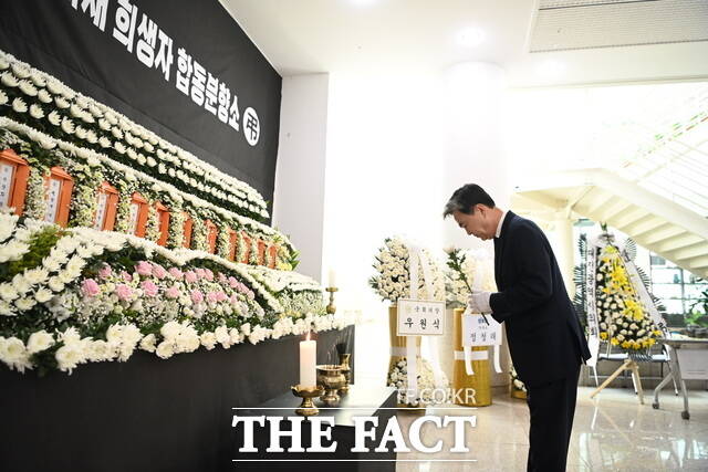 김태흠 충남도지사가 24일 대전시청 합동분향소를 찾아 지난 20일 발생한 대전 자동차부품 공장 화재 희생자들을 추모하며 헌화하고 있다. /충남도