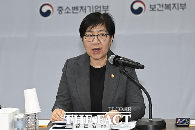 한 장관과 정 장관이 바이오산업 종사자의 고충을 듣고 있다.