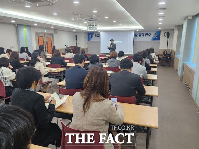 24일 대전시교육청에서 교육감 공약사업 담당 직원들을 대상으로 역량 강화 연수를 진행하고 있다. /대전시교육청
