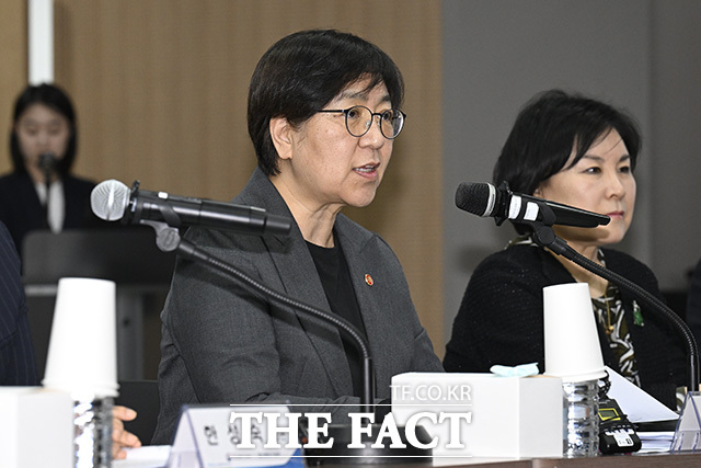 한 장관과 정 장관이 바이오산업 종사자의 고충을 듣고 있다.