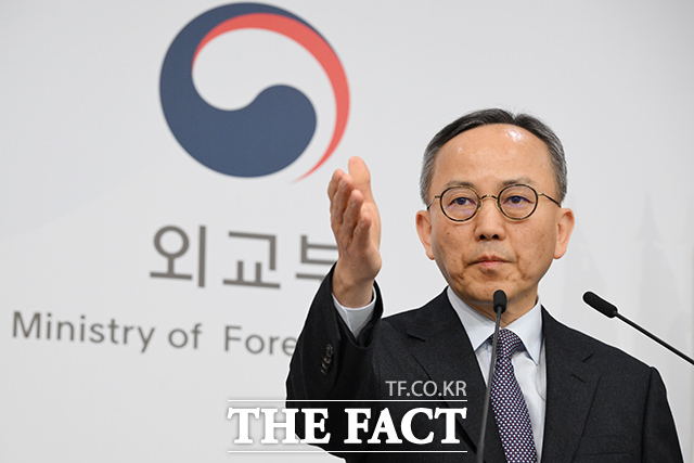 박일 외교부 대변인이 24일 오후 서울 종로구 외교부 청사에서 현안과 관련한 취재진의 질문을 받고 있다. /김성렬 기자