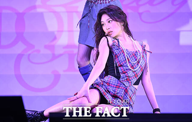 그룹 Baby DONT Cry(베이비돈크라이)가 24일 오후 서울 용산구 블루스퀘어에서 열린 미니앨범 'AFTER CRY(애프터 크라이)' 발매 기념 쇼케이스에 참석해 'Bittersweet(비터스위트)' 무대를 선보이고 있다. /박헌우 기자